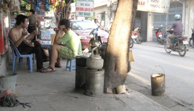 Một em bé tử vong vì bỏng bếp than vỉa hè